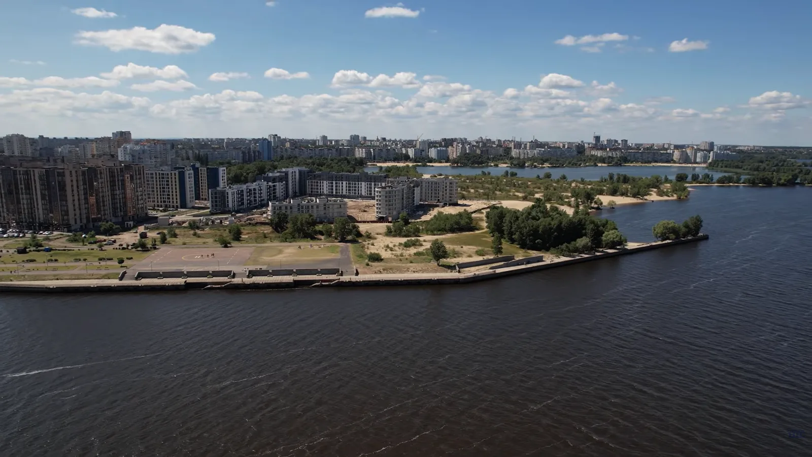 Митниця - новобудови на березі Дніпра в Черкасах 