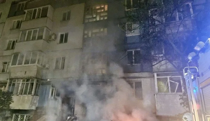 Нічна атака Росії на Дніпро: четверо постраждалих, пошкоджені склади та авто