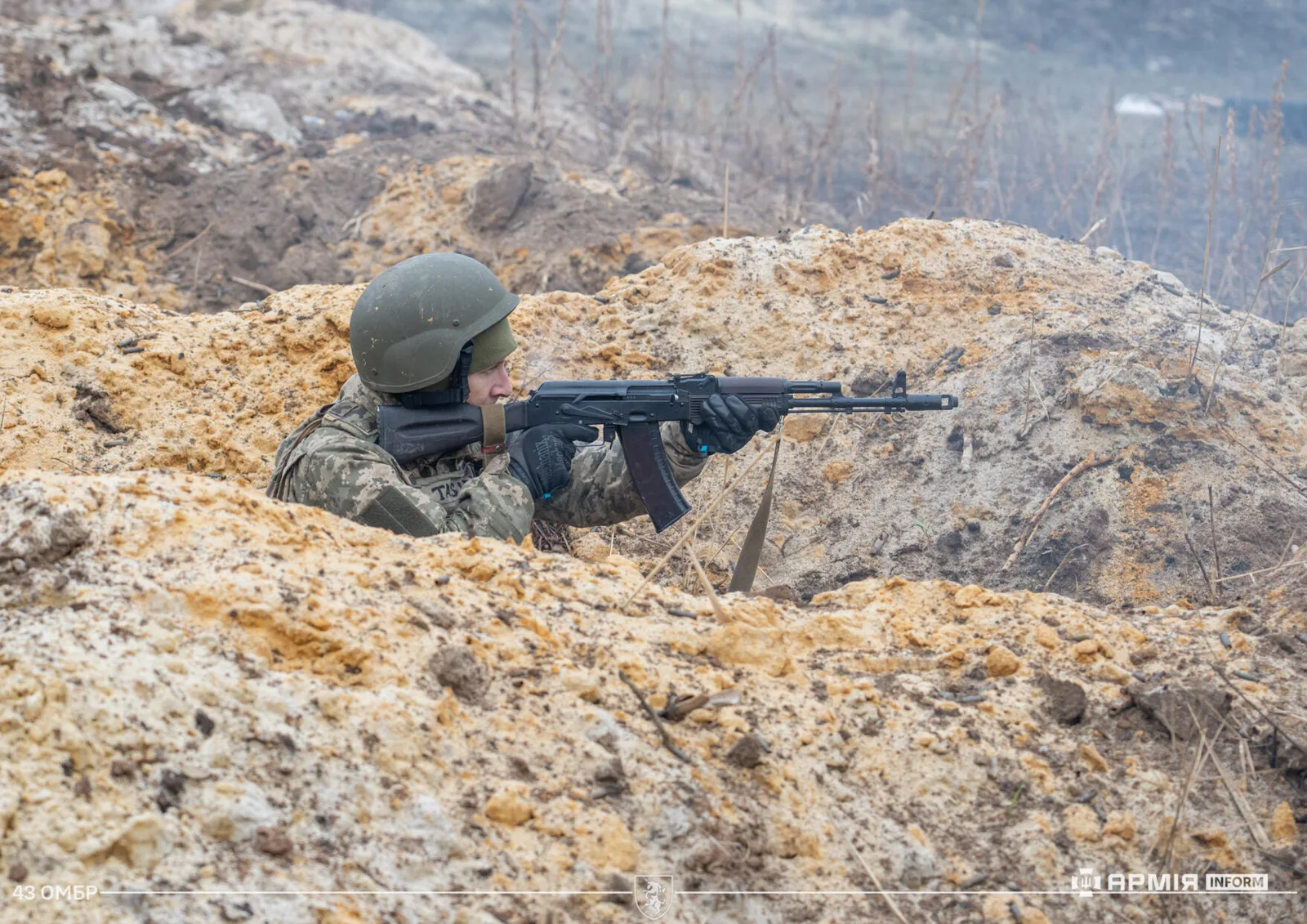 Наш боєць стріляє з окопу