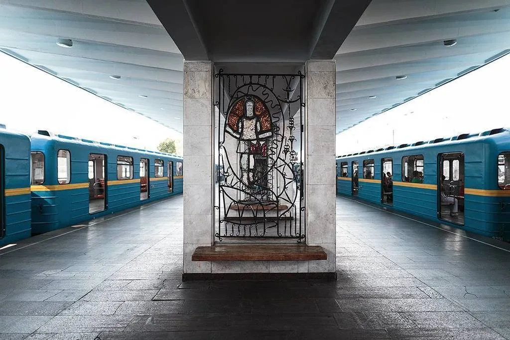 У Києві через удар РФ закрили станції метро "Чернігівська" і "Лісова": пошкоджено колії