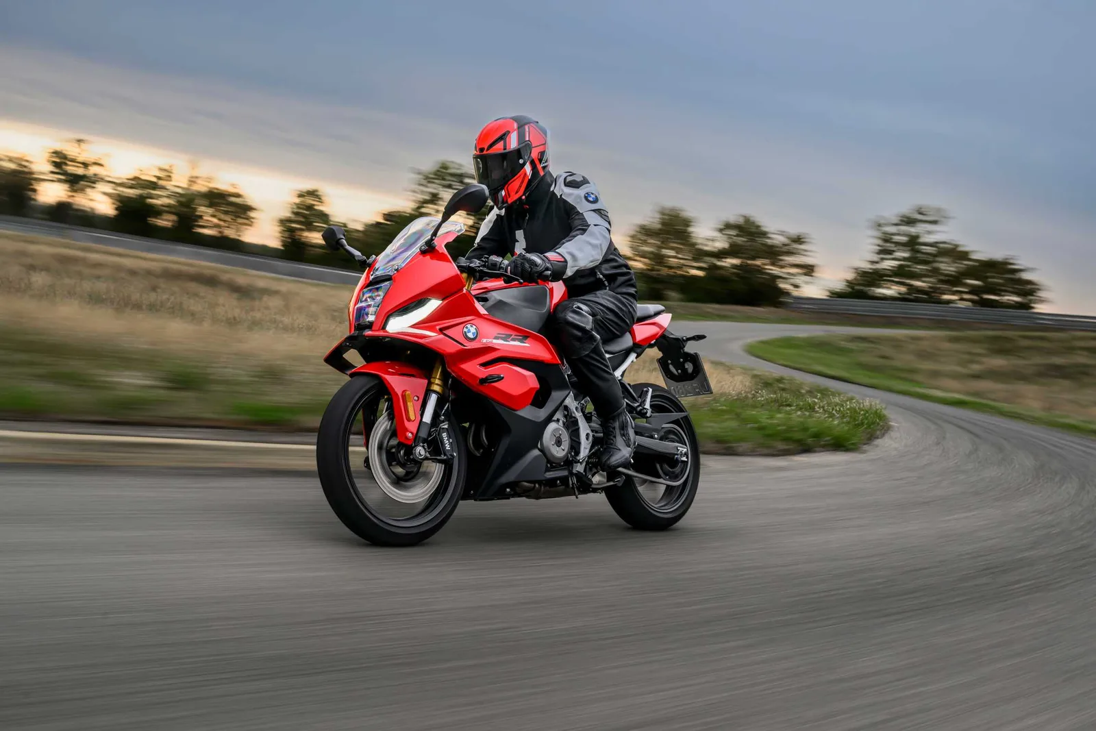 BMW F 450 RR в движении по трассе
