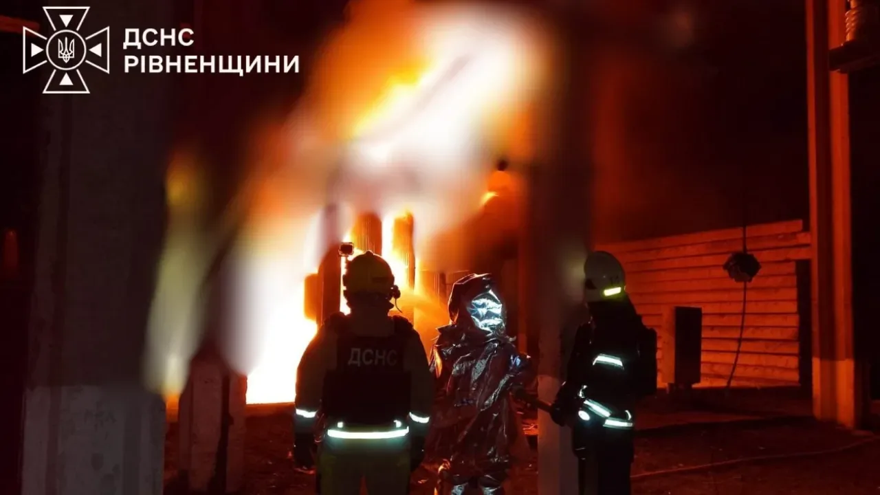 Ворожий удар по енергетиці Рівненщини: рятувальники ліквідували пожежу під загрозою повторних атак (ФОТО)