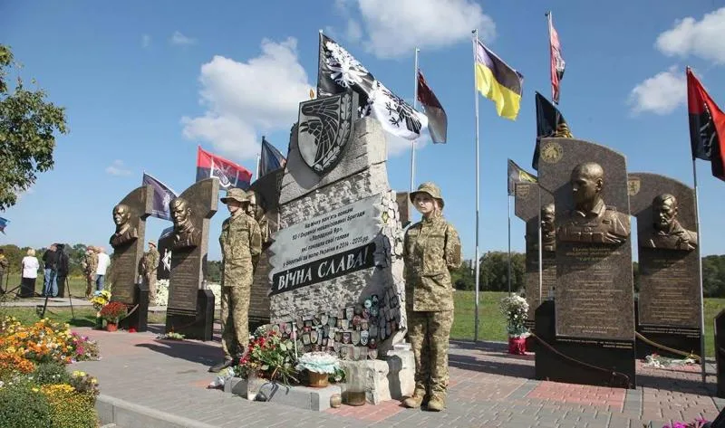 Калуський скульптор Ігор Семак увічнює Героів України в Холодному Яру