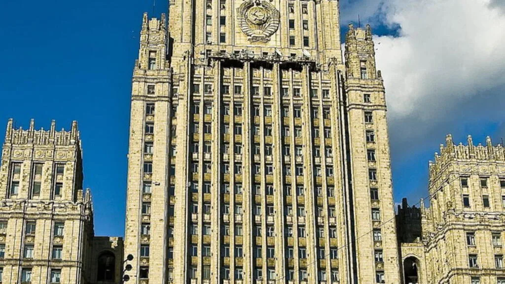 МИД РФ призвал иностранцев покинуть Украину: к чему готовится Москва