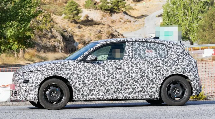 Peugeot вывел на испытания модель E-208