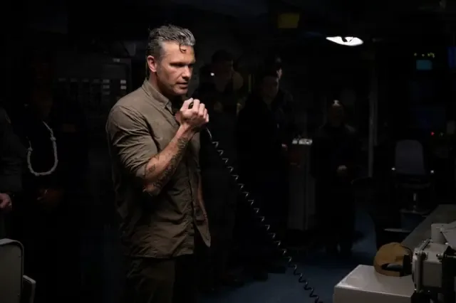 Міністр оборони США Піт Геґсет відвідує авіаносець "USS Abraham Lincoln", який повертається з війни в Ірані, у водах біля Сан-Дієго, Каліфорнія, США, 7 жовтня 2026 року.