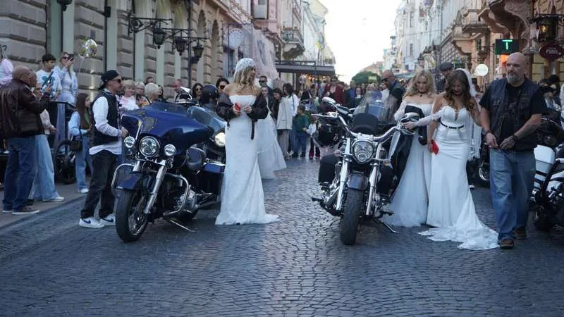 У Чернівцях влаштували байк-шоу з показом весільних суконь: фата, шкіряні куртки та рев моторів