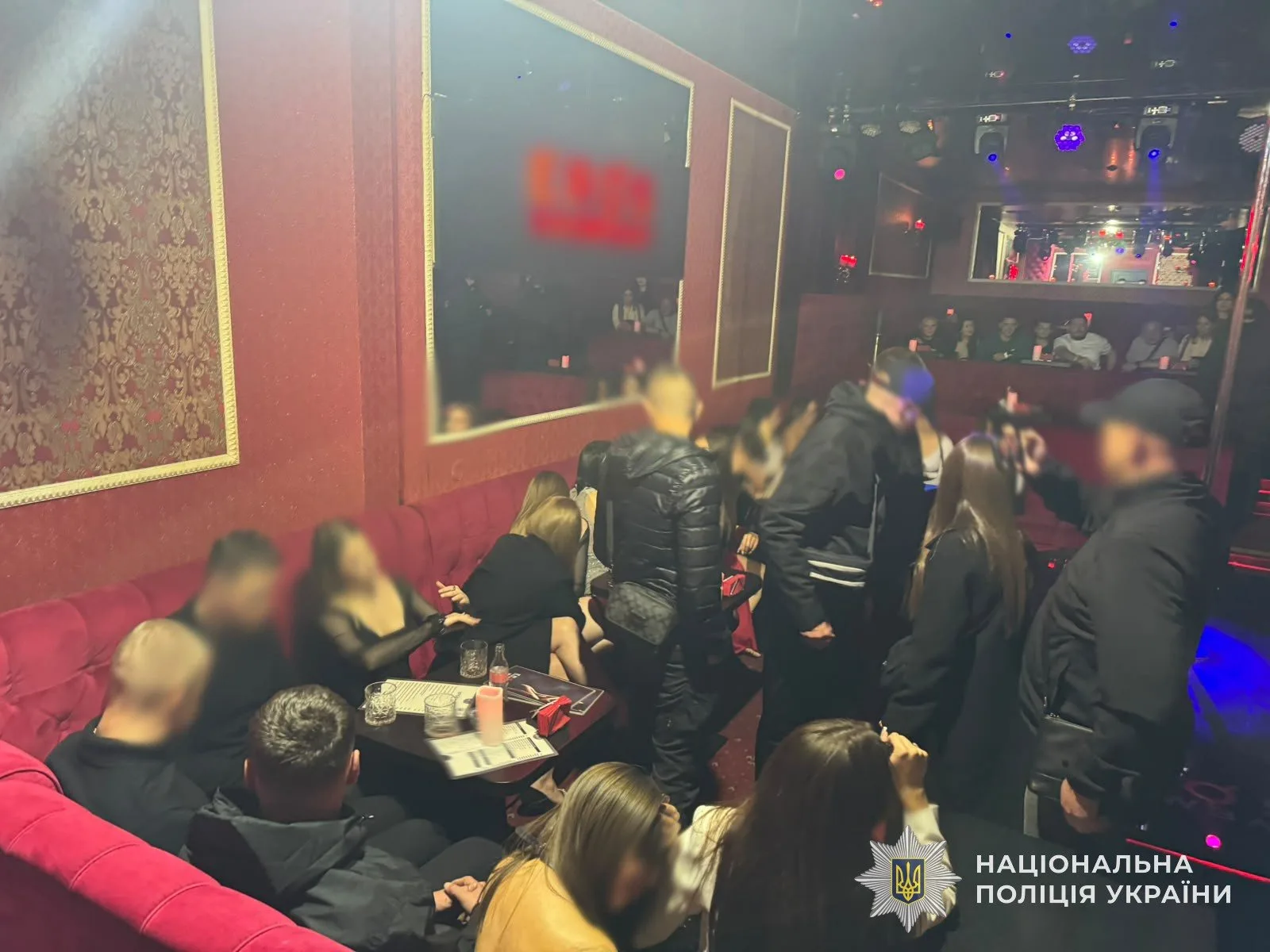 Після алкоголю та еротичної програми у стрип-клубах Львова нічого не памʼятали. У трьох відвідувачів вкрали майже 3,15 млн грн