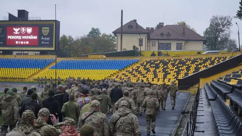 (ФОТО) Понад сотня учасників: у Чернівцях зафіксували рекорд України з масового забігу військових і ветеранів