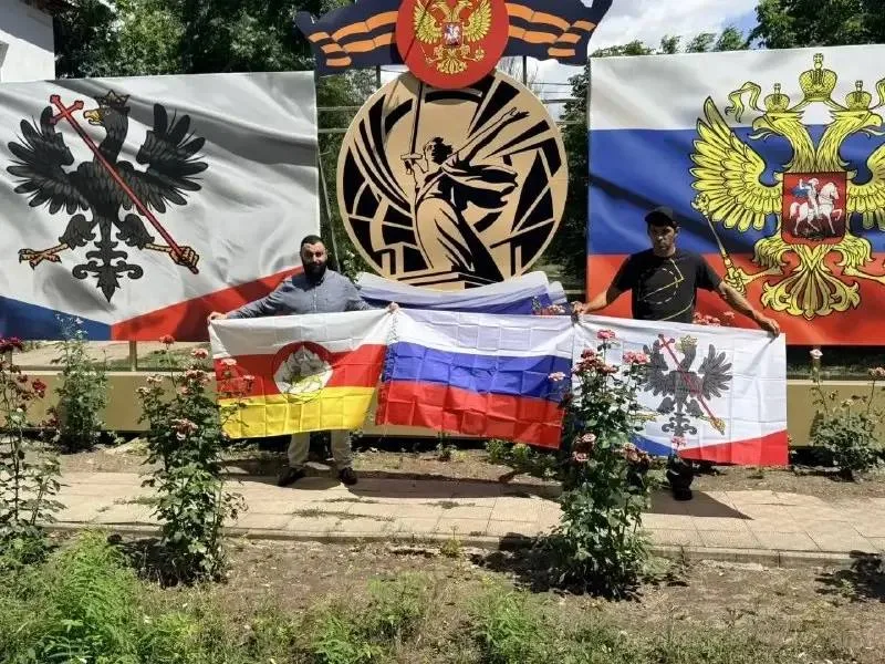 В окупованій Чернігівці будівельники з Північної Осетії оновили центральну стелу та передали 150 прапорів для оформлення вулиць.