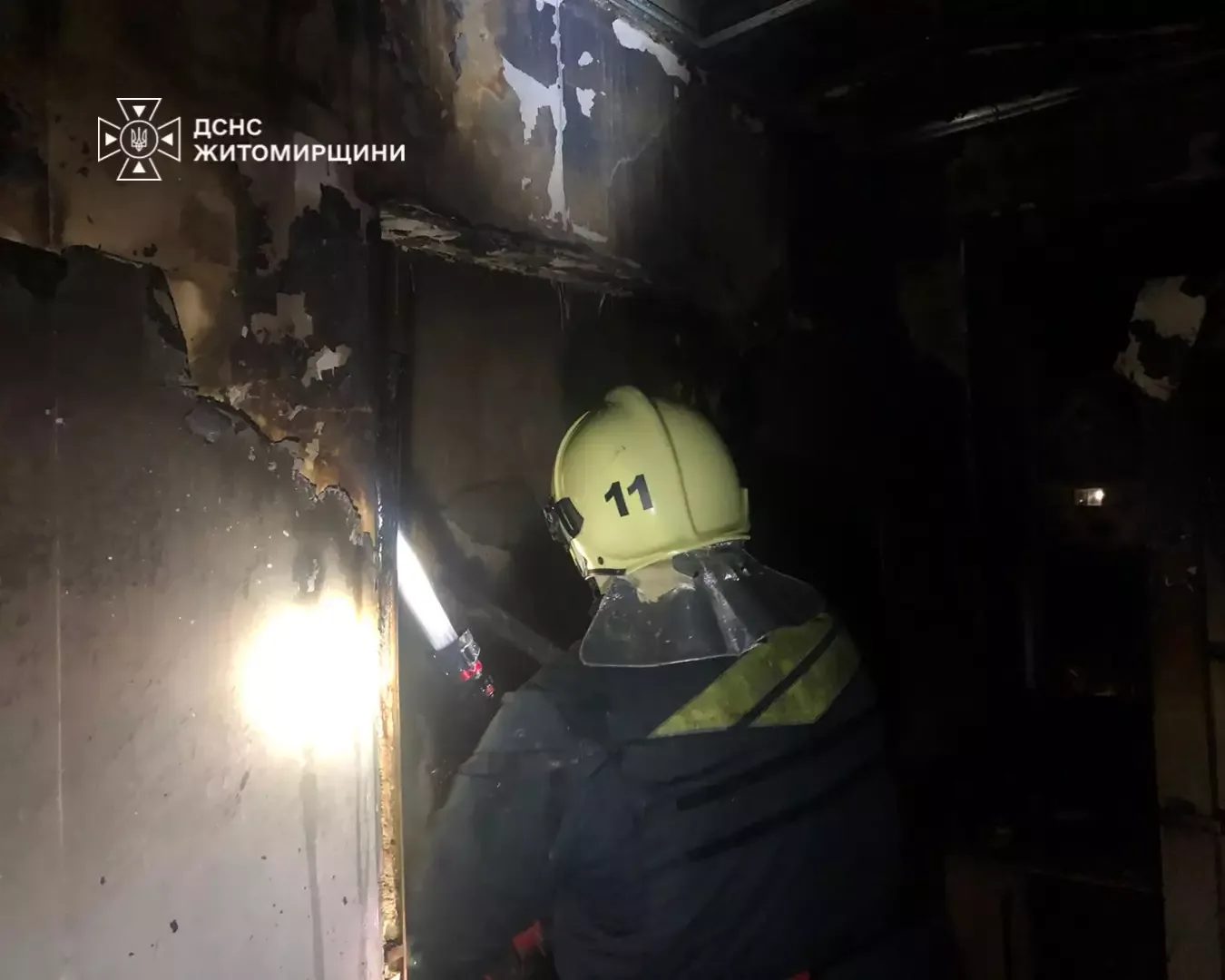 Рятувальники працюють в апаратах захисту органів дихання