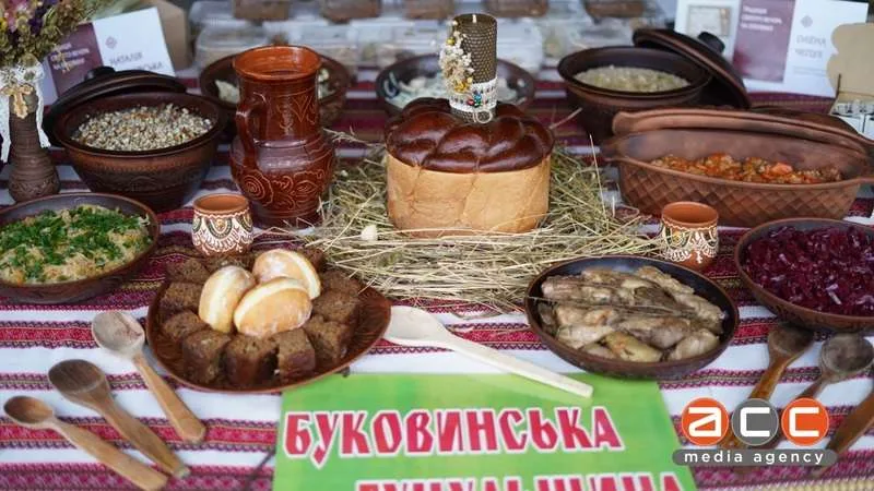 У Чернівцях на височині відкрили мистецький простір із різьбленим ґанком