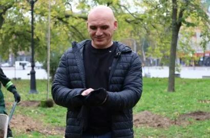 Висаджування молодих кленів і верб на Флотському бульварі в Миколаєві