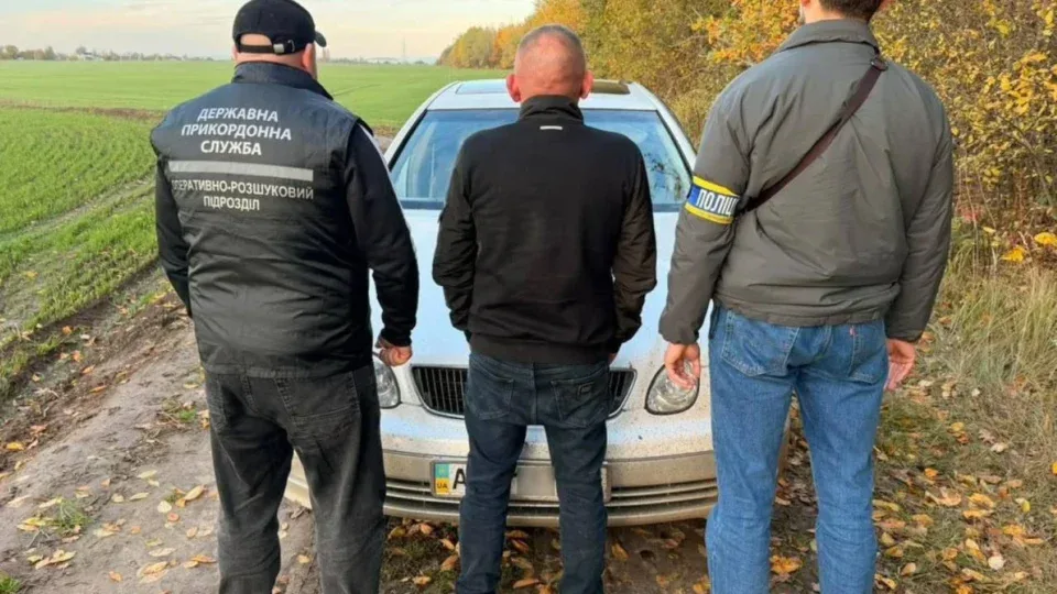 $15 000 за «пакет» до Польщі: прикордонники затримали продавця підробних документів 