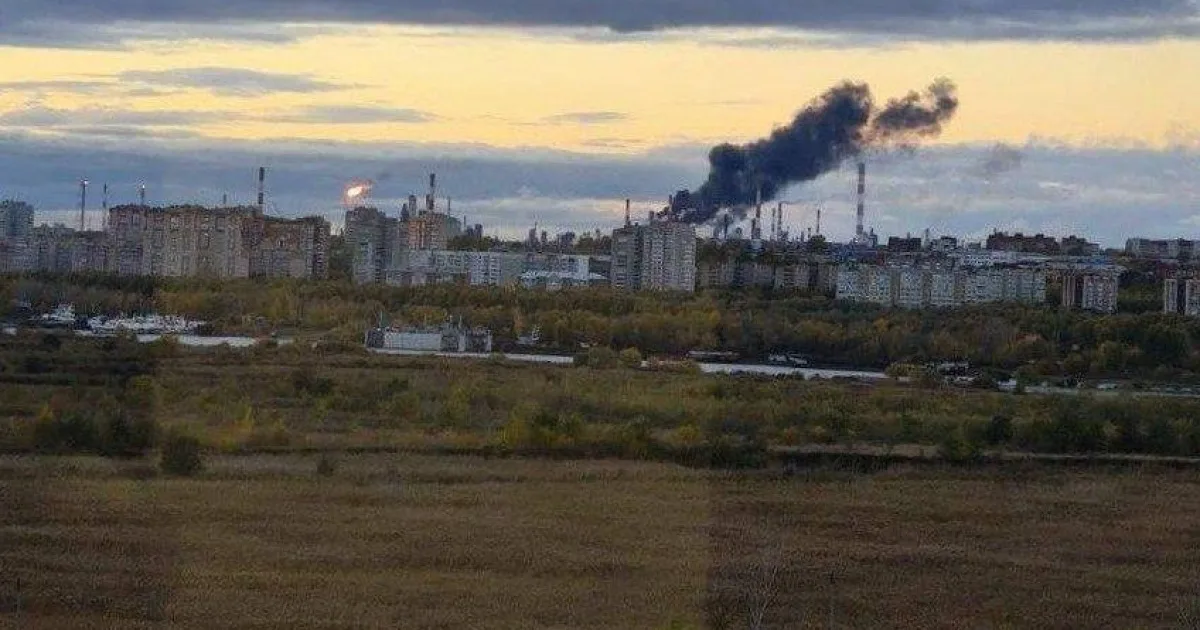 У Росії після атаки дронів палає найбільший НПЗ — за понад 2 500 км від України
