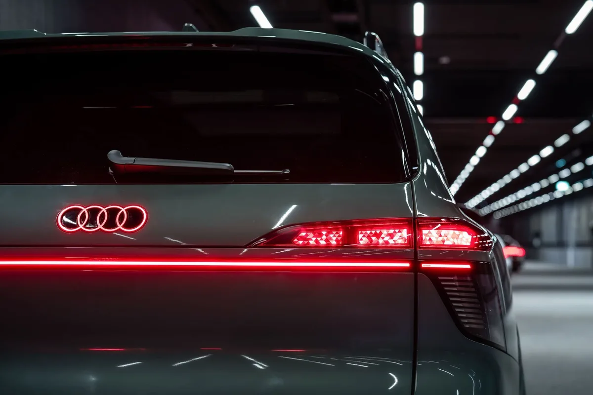 Audi Q9 сзади с подсветкой логотипа и фонарей