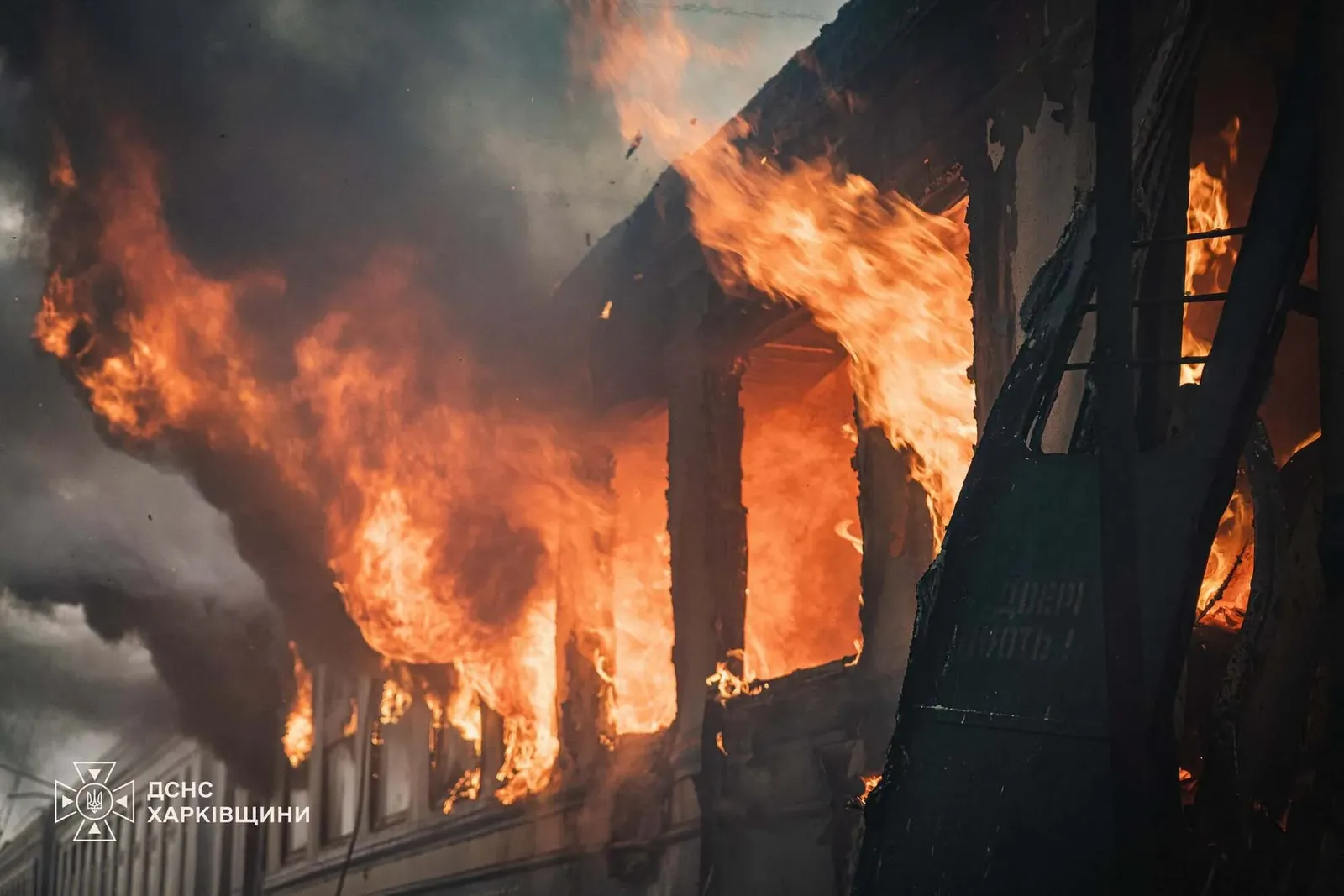 Росія вдарила по пасажирському поїзду в Харкові. ДСНС показала фото й відео наслідків