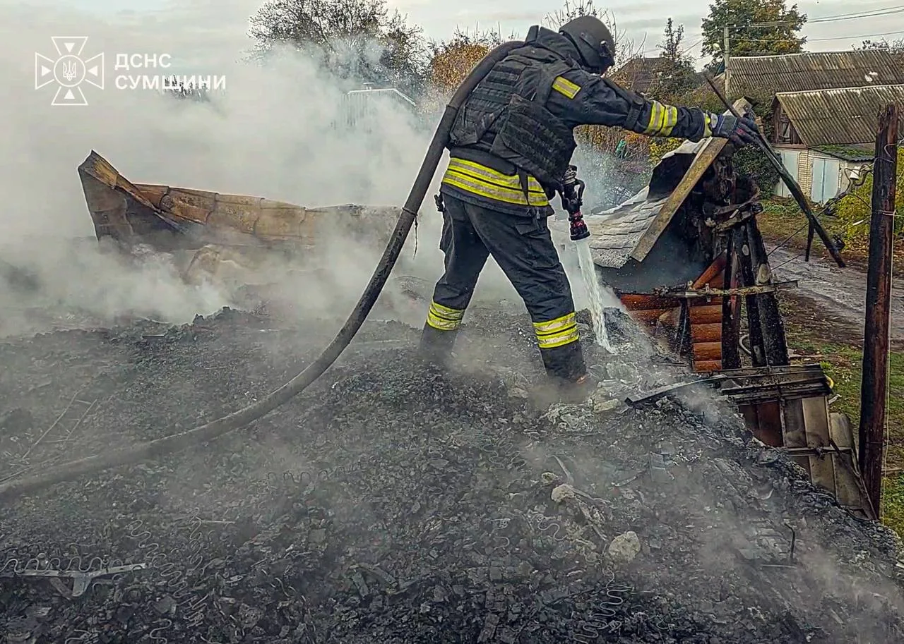 У Глухові рятувальники цілий день гасили пожежу після російського прильоту