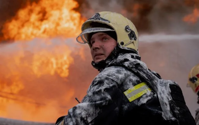 Росіяни вдарили по ТЦ у Харкові, поранено рятувальників