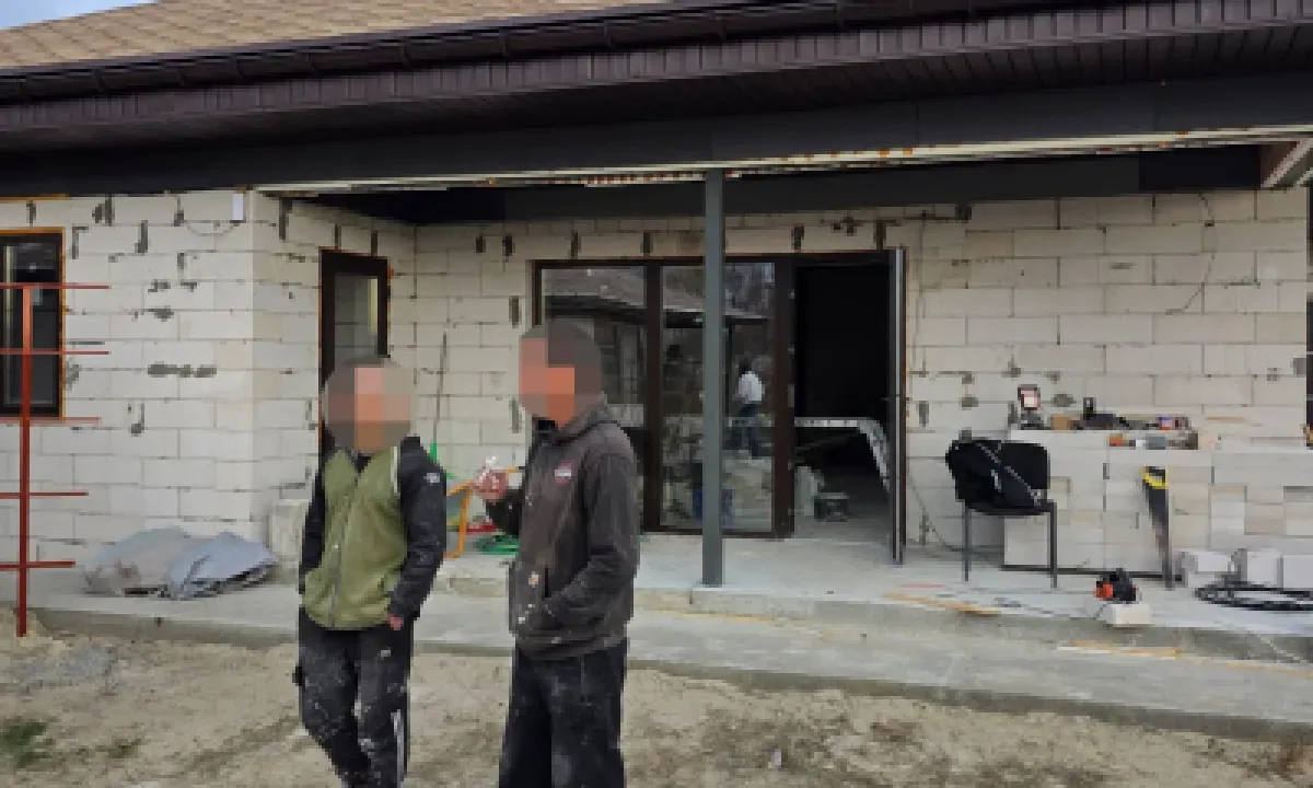 Вместо службы — стройка: командир части гнал подчинённых на свою дачу 2,5 года и подписывал им премии