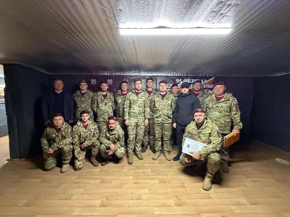 Понад 70 відзнак від громади повезли військовим на передову