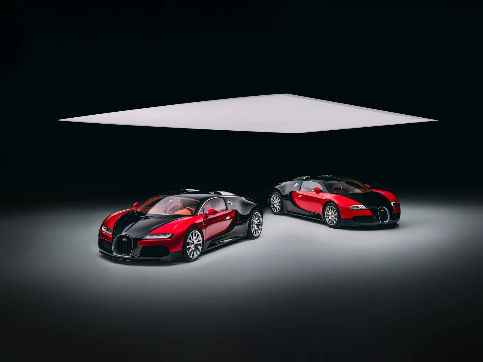 Две модели Bugatti прошлых поколений рядом