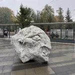 У Львові встановили бетонну скульптуру «Тотем» Олексія Абрамова
