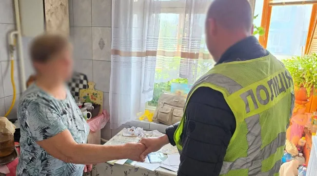 70-річна киянка забула в автобусі сумку з понад мільйоном гривень, золотом та документами. Столичні поліцейські розібрали механізм «гармошки» та повернули майно власниці