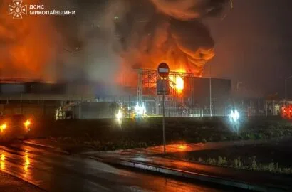 Гасіння пожежі після удару безпілотника по торговельному центру в Первомайську