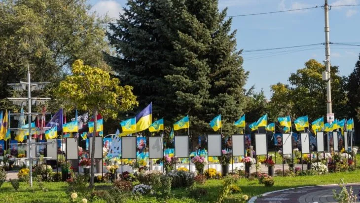 Дніпро вшановує полеглих захисників: у Новокодацькому районі на Алеї пам’яті відкрили нову частину проєкту «Історії Героїв» - 09.10.2026