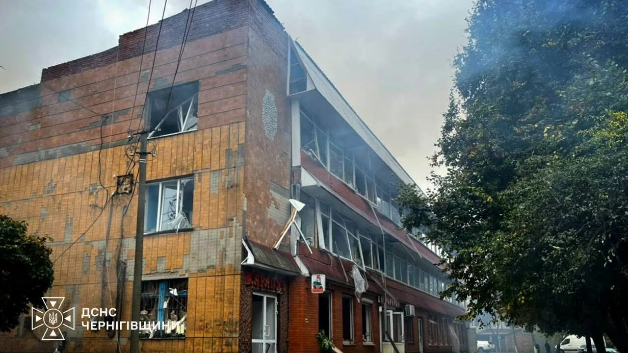 Пошкоджено торговельно-розважальний заклад і дві недобудови: ранковий удар по Чернігівщині (Фото)