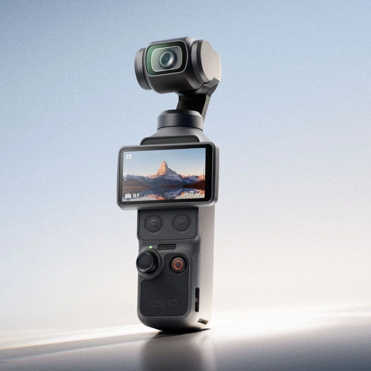 Камера DJI Osmo Pocket 4 на фоні студійного градієнта з розгорнутим 2-дюймовим дисплеєм, кнопками масштабування та 3-осьовим стабілізатором
