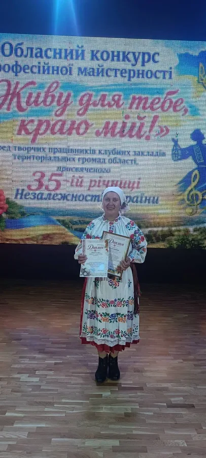 Хліб із печі, вироби майстрів і весільні строї: волинянка здобула друге місце в конкурсі (фото)