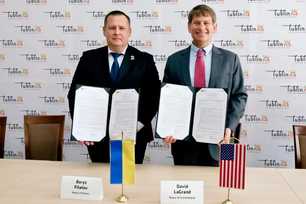 Дніпро став офіційним побратимом Гранд-Рапідса — другого за чисельністю населення міста в штаті Мічиган (США). Мери ЛаГранд і Філатов підписали угоду - 23.10.2026 Дніпро став офіційним побратимом Гранд-Рапідса — другого за чисельністю населення міста в штаті Мічиган (США). Мери ЛаГранд і Філатов підписали угоду - 23.10.2026
