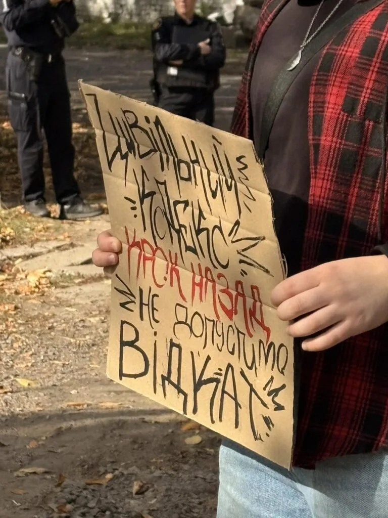 Зміни в оповіщенні тривог, протест активістів у Львові, зарплати водіям і двірникам: головні новини дня - 4