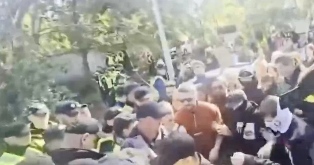 Учасника акції проти вирубки дерев на Теремках відправили під нічний домашній арешт — слідчі вважають, що він провокував сутички