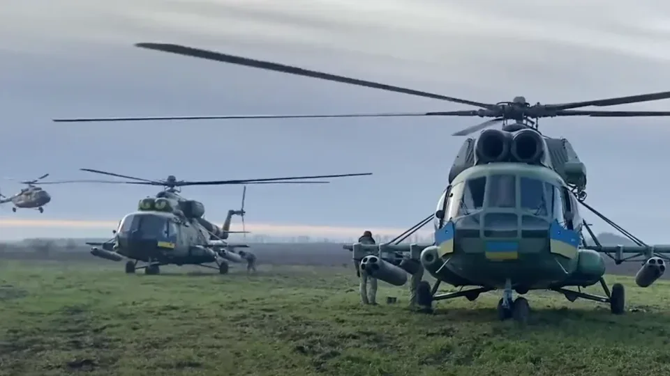 «Привітався і почухав за черевце»: як техніки 456-ї бригади готують авіацію до бойових вильотів 