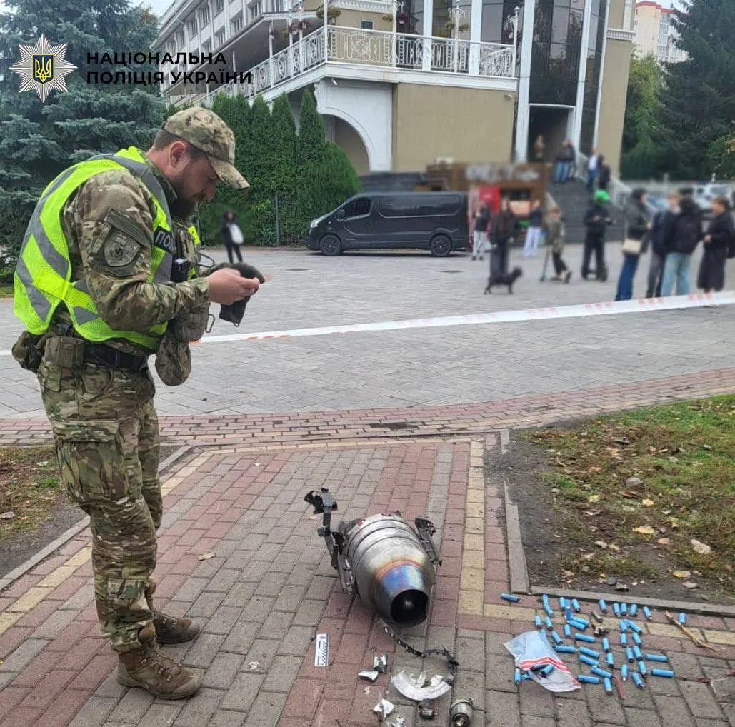 Внаслідок падіння уламків ворожого безпілотника в столичному парку «Орлятко» постраждали дві жінки (фото)