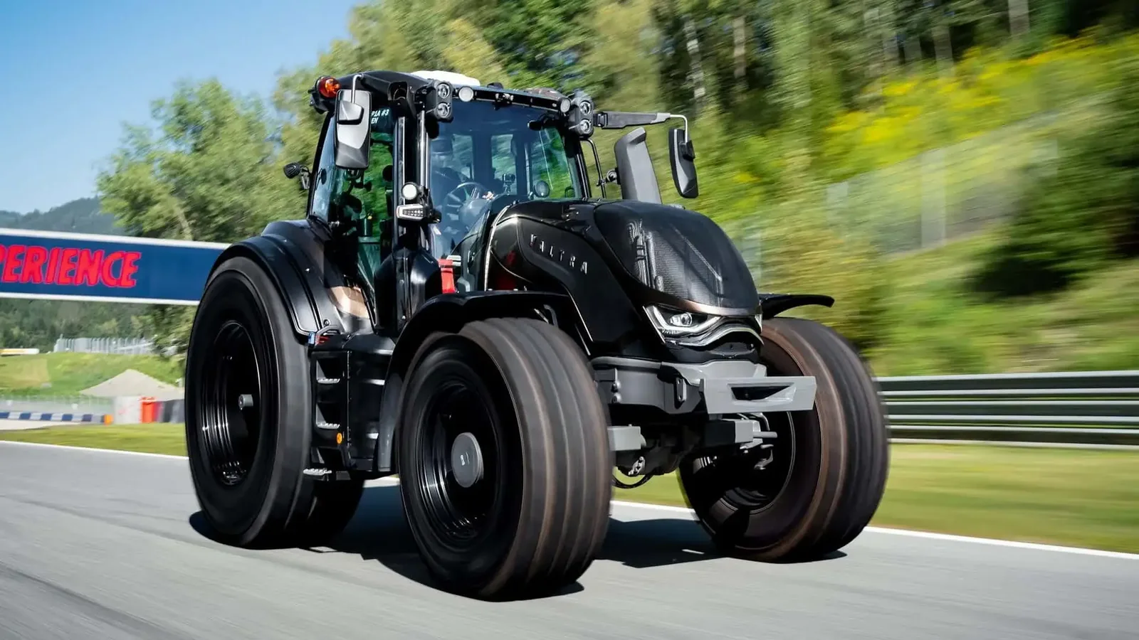 Трактор Valtra T236 встановив рекорд кола на трасі Формули-1