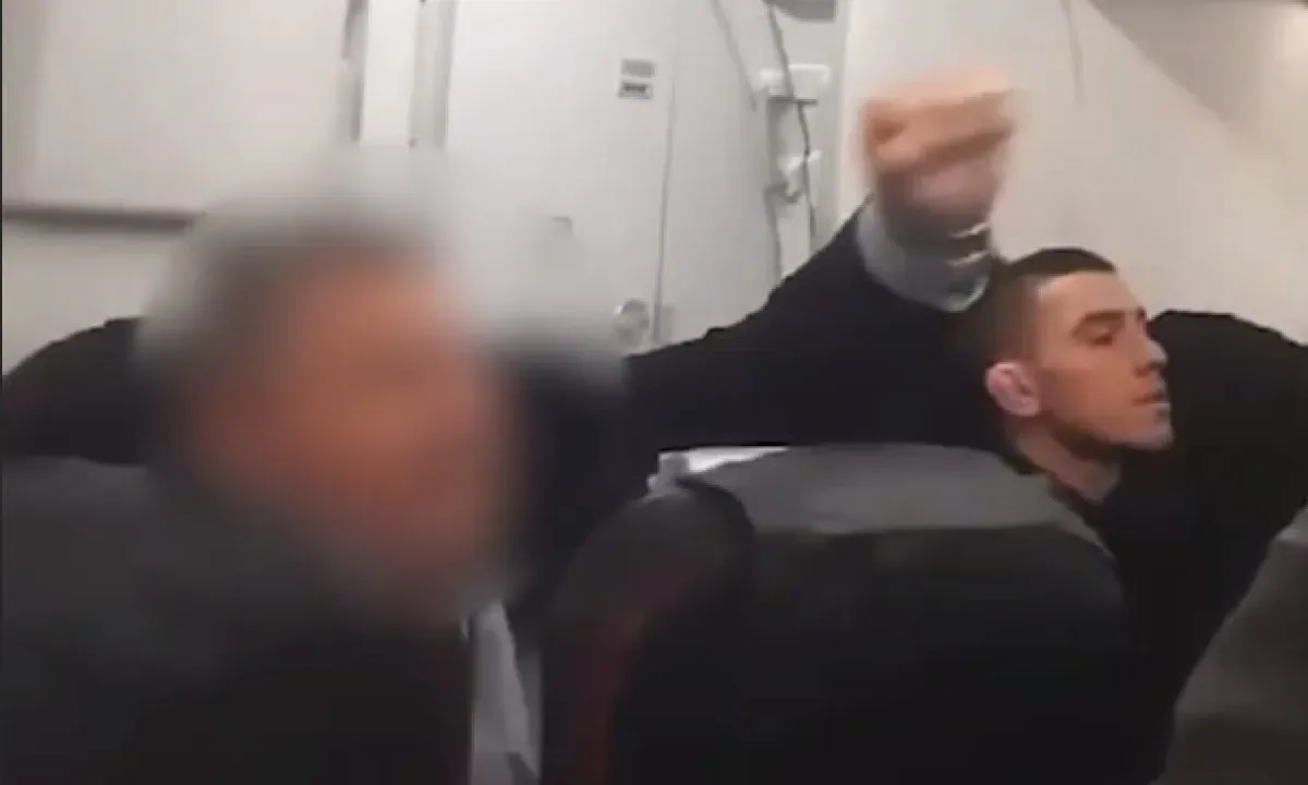 В России помощник депутата Думы, устроивший пьяный дебош в самолёте, получил 9 лет за продажу фиктивных «мест в тылу». ВИДЕО