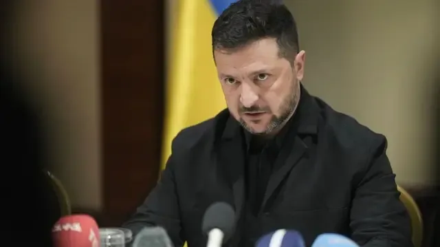 Президент України Володимир Зеленський виступає на пресконференції після підписання оборонних угод у Києві, Україна, у неділю, 4 жовтня 2026 року.