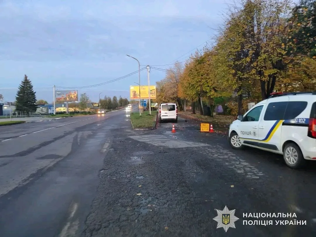 У Дрогобичі мікроавтобус збив пішохода: чоловік у реанімації - 1