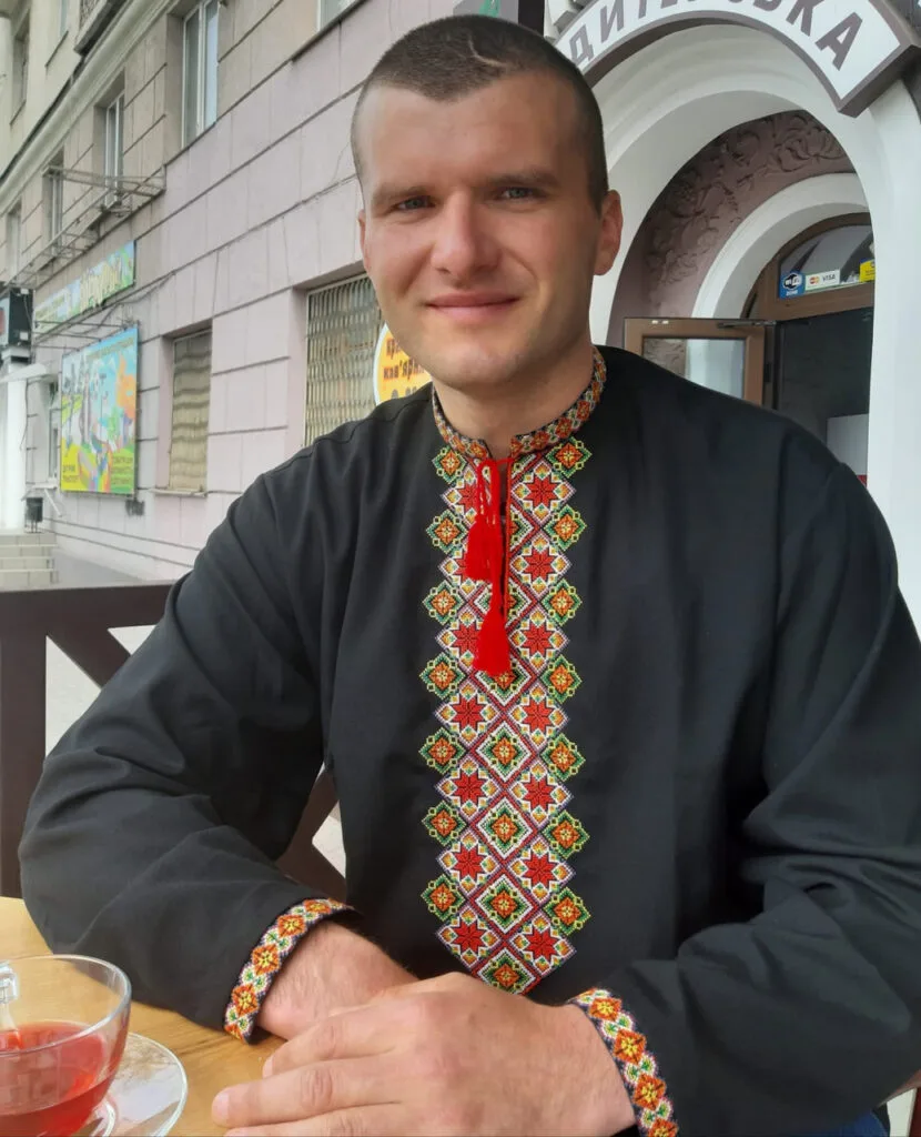 Данило Качура виріс у Запорізькій області та після строкової служби працював на Запорізькому абразивному заводі.