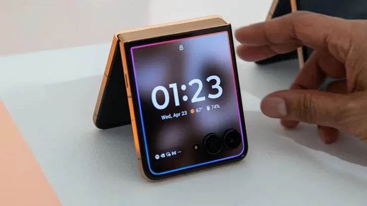 Смартфон Motorola Razr Ultra 2026