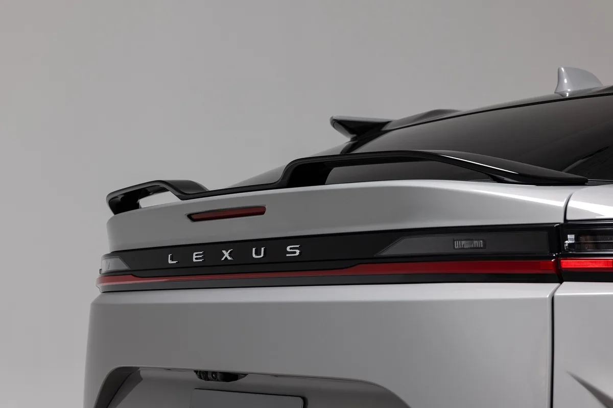 Задний спойлер и шильдик Lexus