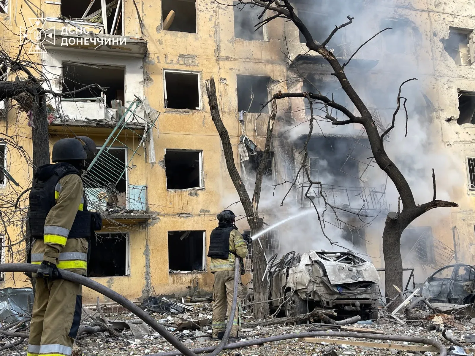 Пошкоджений будинок після авіаудару