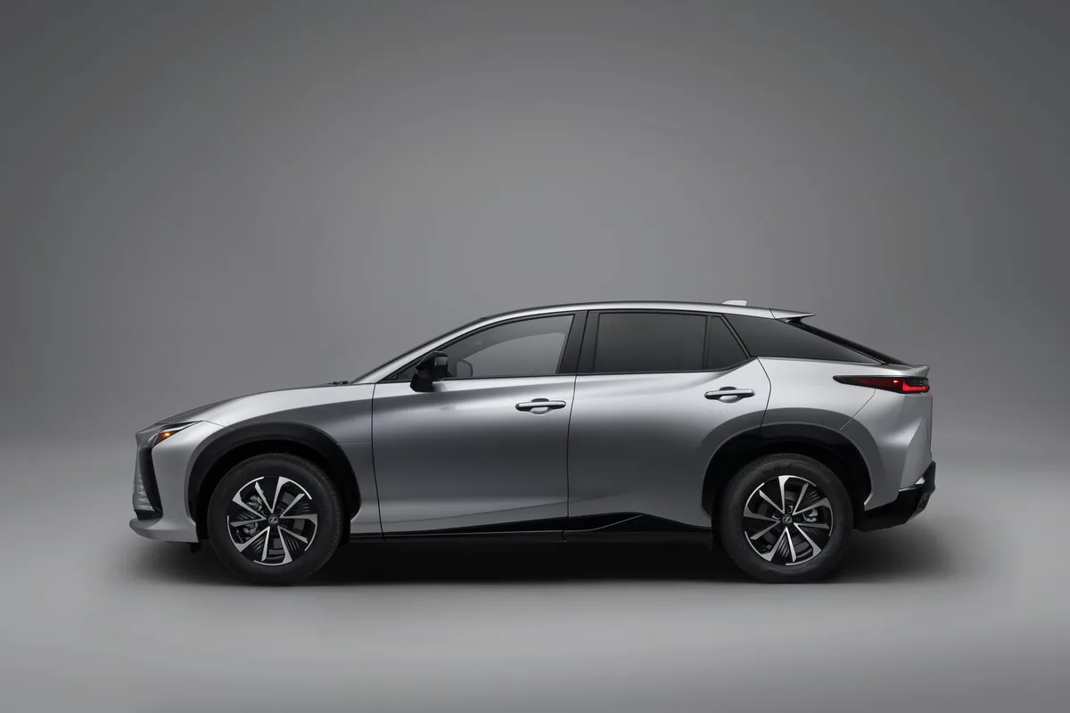 Lexus RZ, боковой профиль