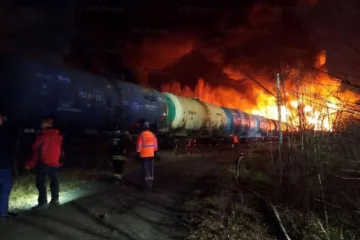 У Свердловській області РФ зійшли з рейок 20 вагонів, горять цистерни з пальним - ЗМІ
