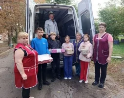 Колектив Рівнянської спецшколи передав захисникам домашні смаколики