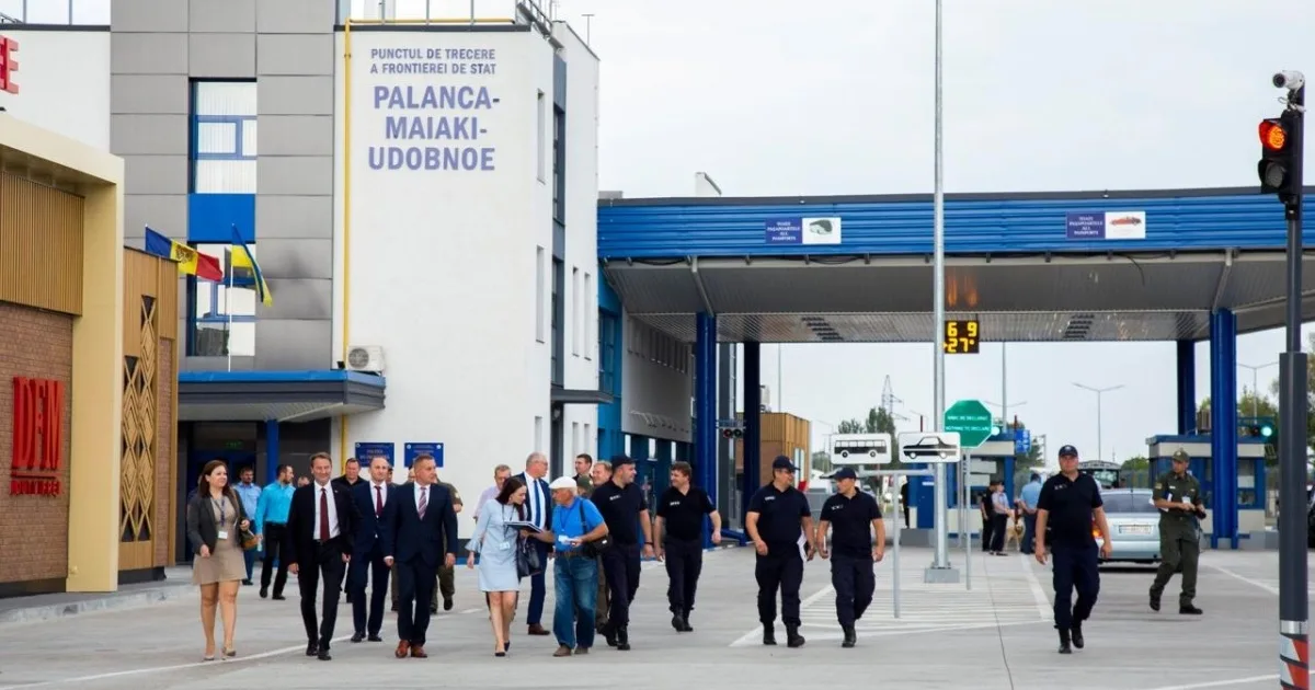 Під час атаки РФ на Україну снаряд влучив в автобус біля пункту пропуску на кордоні з Молдовою — є постраждалий